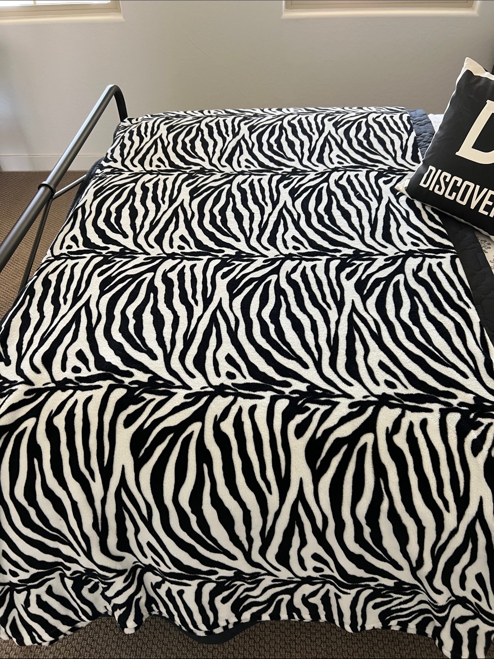 Zebra Print Plush throw - Black & White